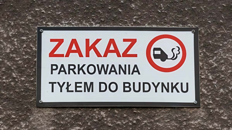 Объявление о запрете парковки автомашин